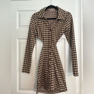 Tan and brown button down patterned dress
Size:M